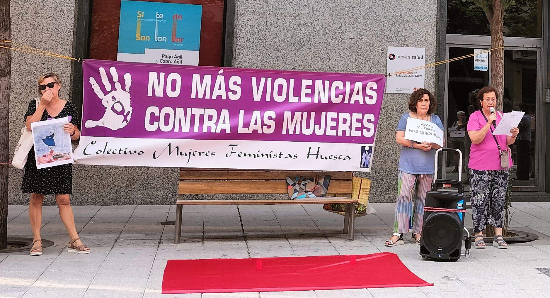 Concentración contra las violencias machistas en la plaza Concepción Arenal de Huesca. Foto M.J.Sampietro