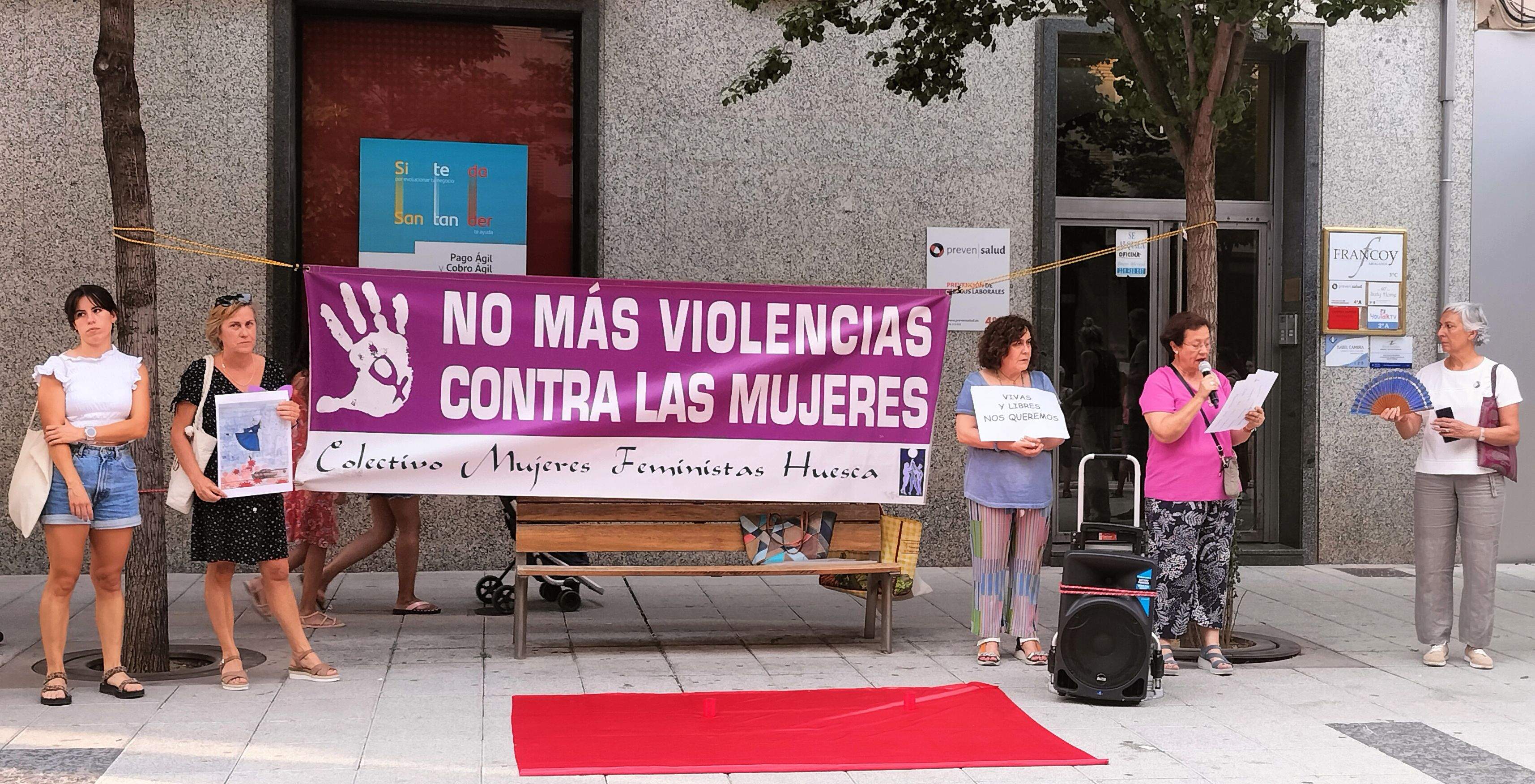 Concentración contra las violencias machistas en la plaza Concepción Arenal de Huesca. Foto M.J.Sampietro