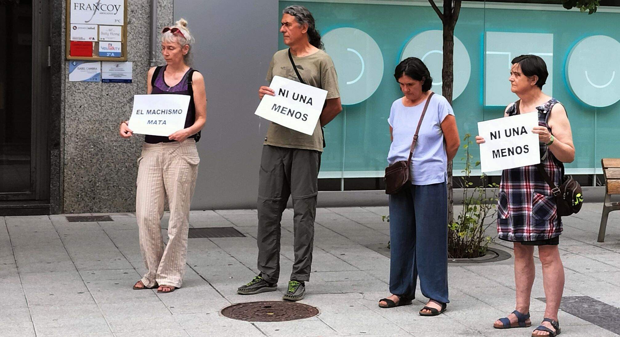 Concentración contra las violencias machistas en la plaza Concepción Arenal de Huesca. Foto M.J.Sampietro