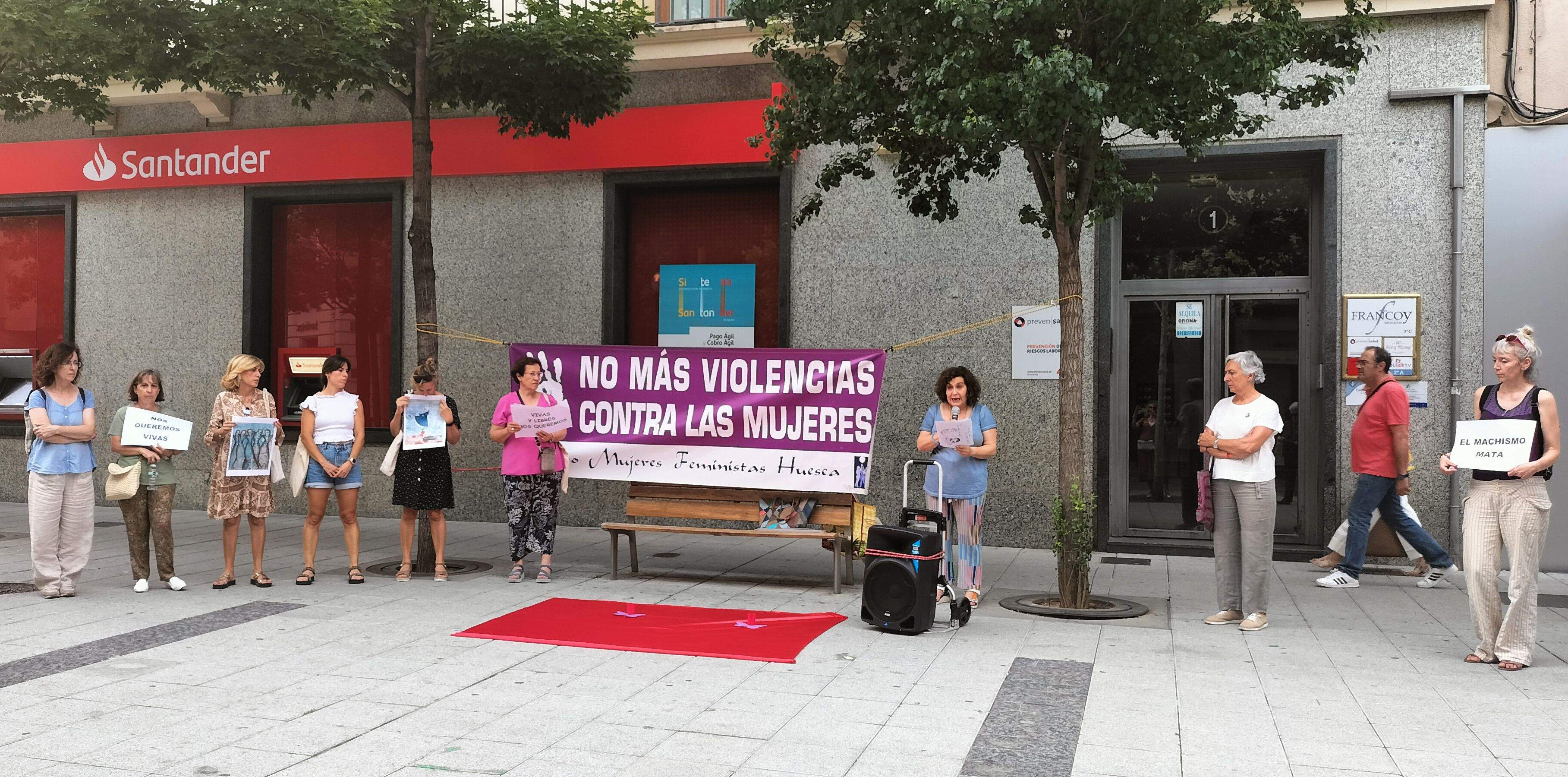 Concentración contra las violencias machistas en la plaza Concepción Arenal de Huesca. Foto M.J.Sampietro