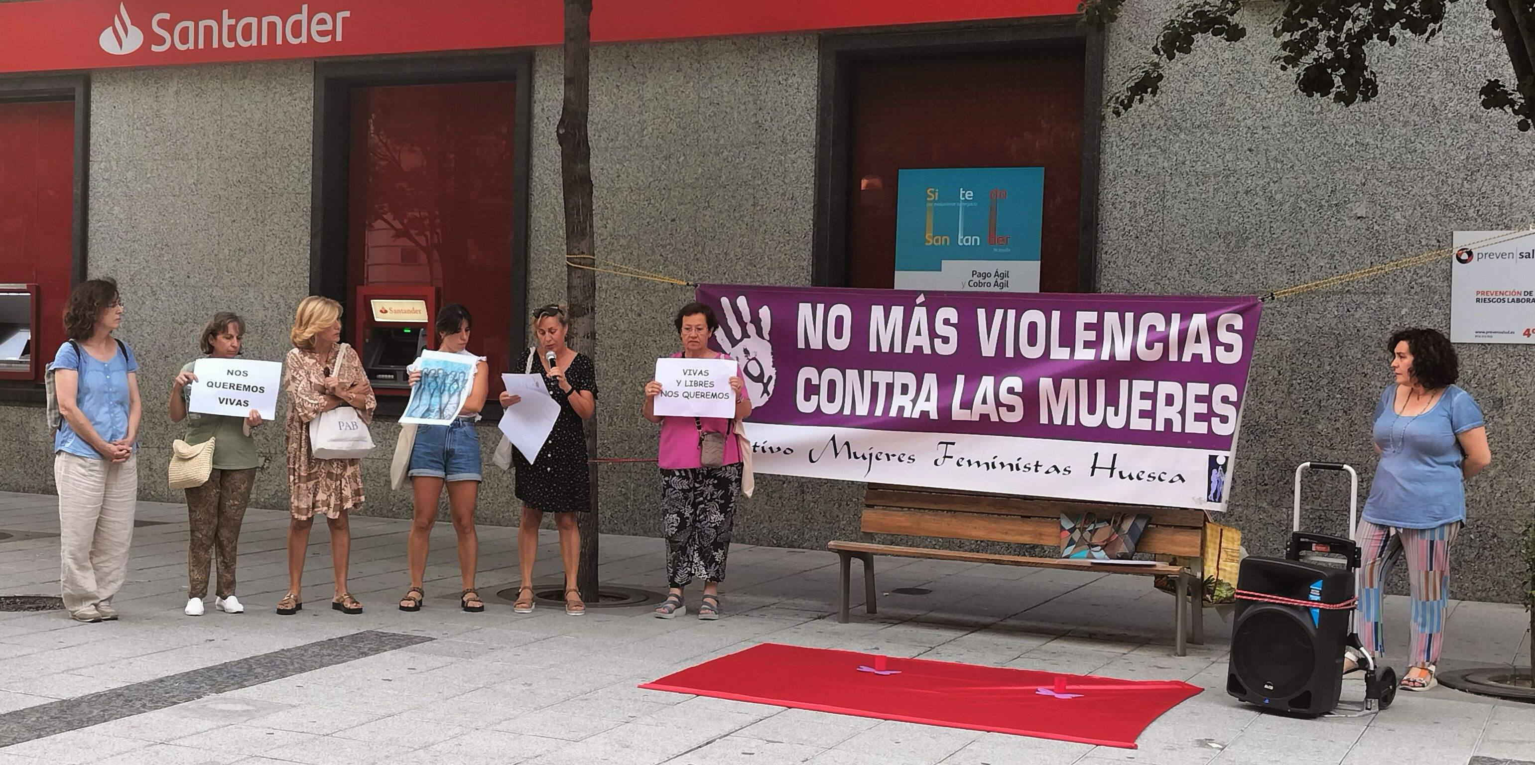 Concentración contra las violencias machistas en la plaza Concepción Arenal de Huesca. Foto M.J.Sampietro