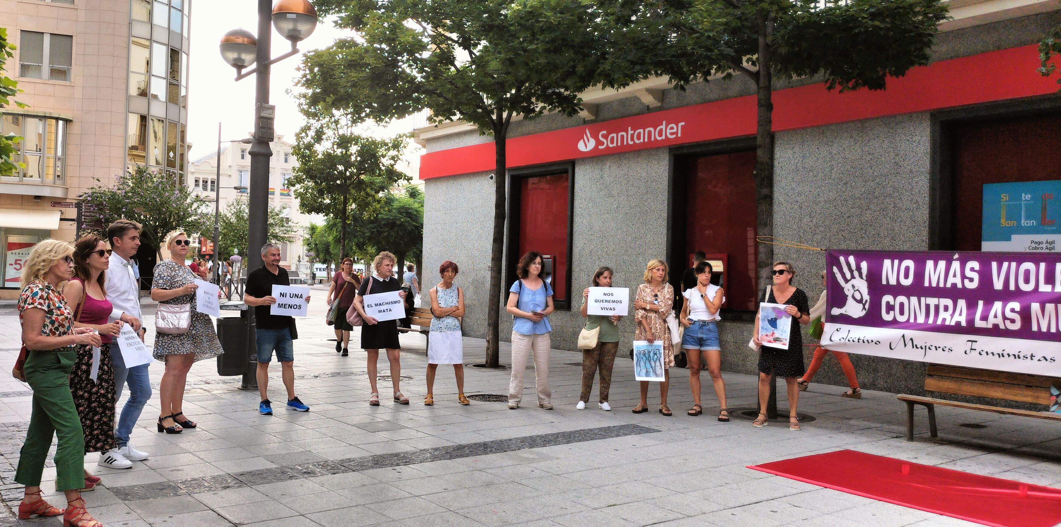 Concentración contra las violencias machistas en la plaza Concepción Arenal de Huesca. Foto M.J.Sampietro