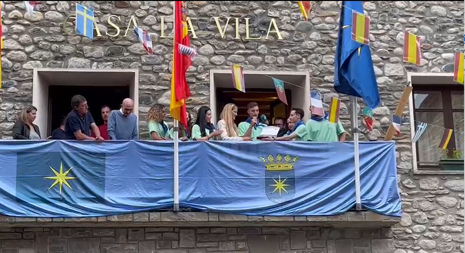 Los mayordomos entregan un obsequio a Luz Gabás.