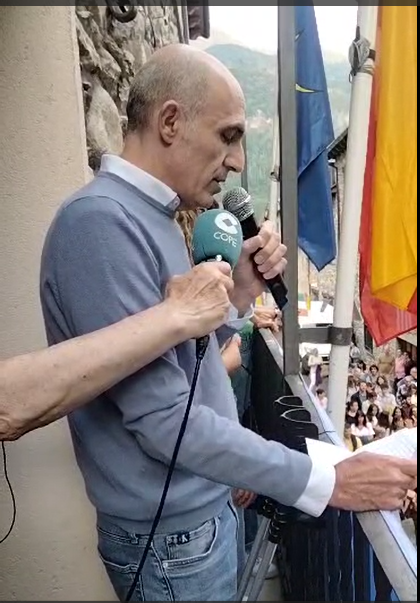 Manuel Mora antes del lanzamiento del chupinazo.