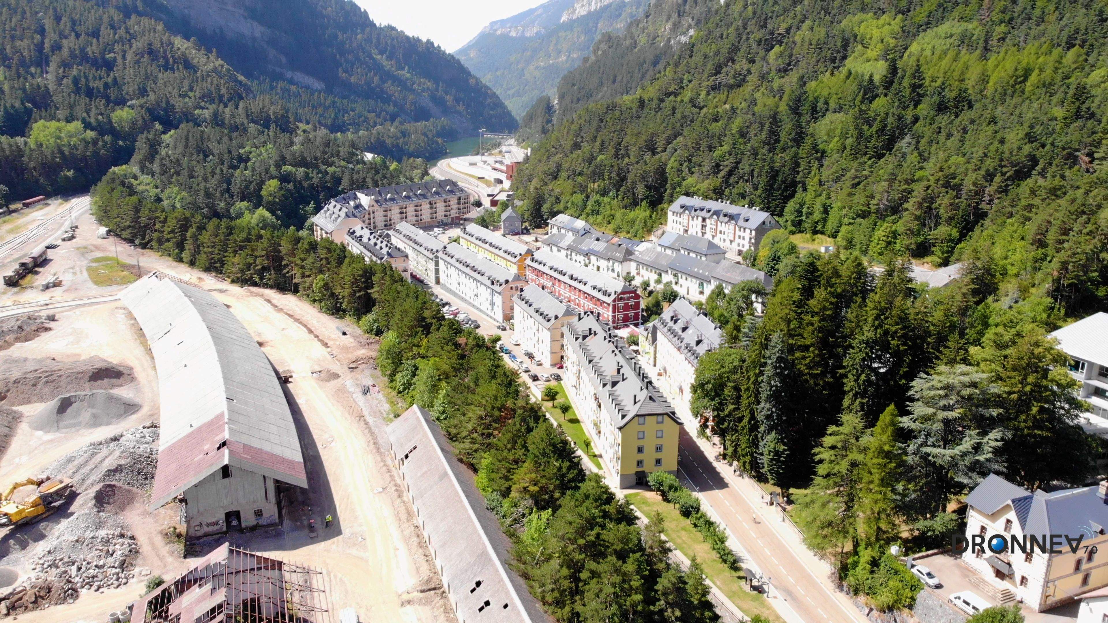Es 18 de julio de 1928. Después del desastre del 98, de la peste y de la guerra mundial, necesitamos alegrías. En lontananza, los canfranqueses atisban la vertiginosa aproximación de los vagones reales. 