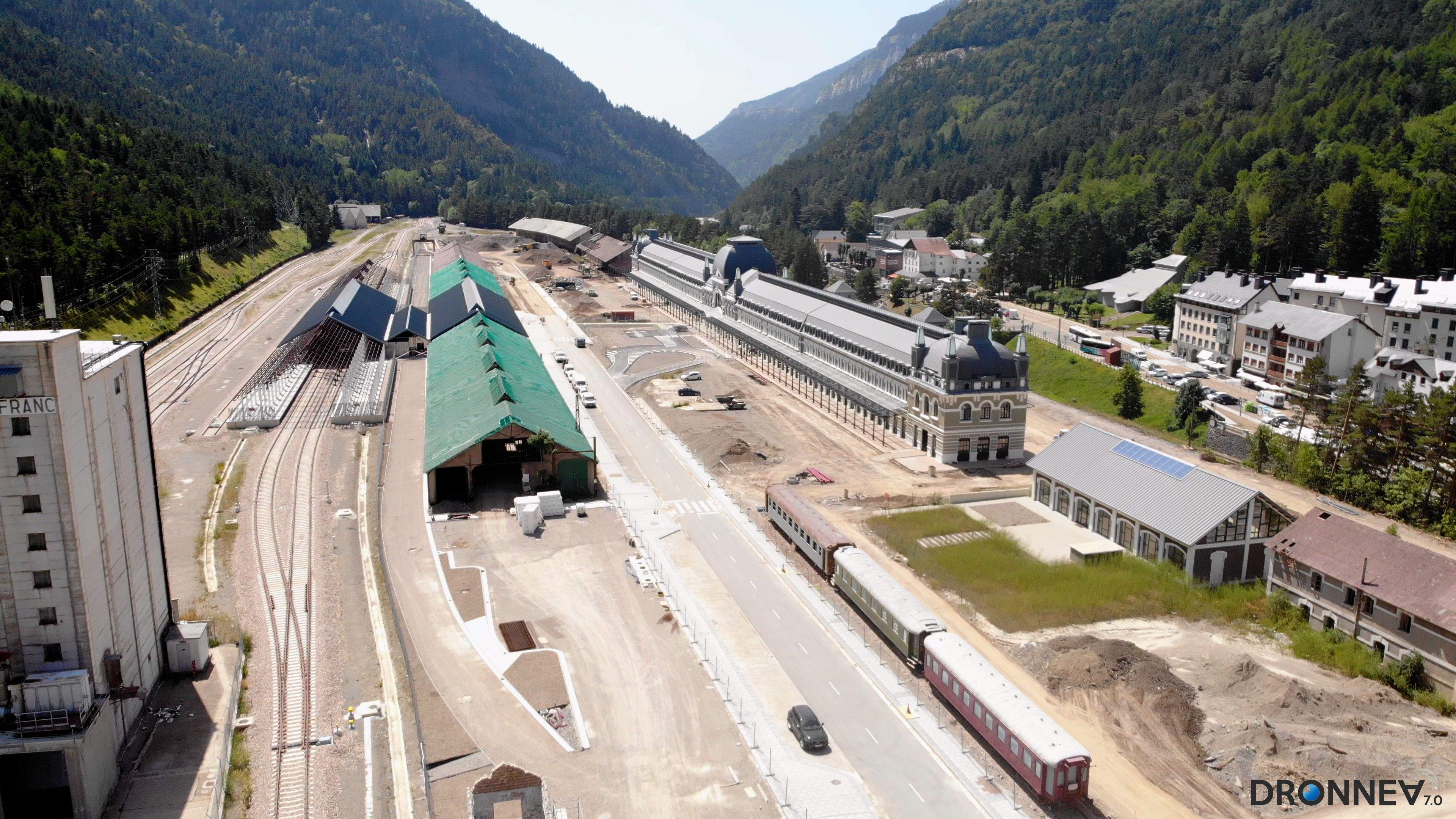 Don Alfonso XIII, distinguido y hierático, se baja y saluda. Hoy es un gran día. Le acompaña don Miguel Primo de Rivera, presidente del gobierno, el de la dictadura. De la otra vertiente de la cordillera, emerge Gaston Doumergue y su cohorte. 