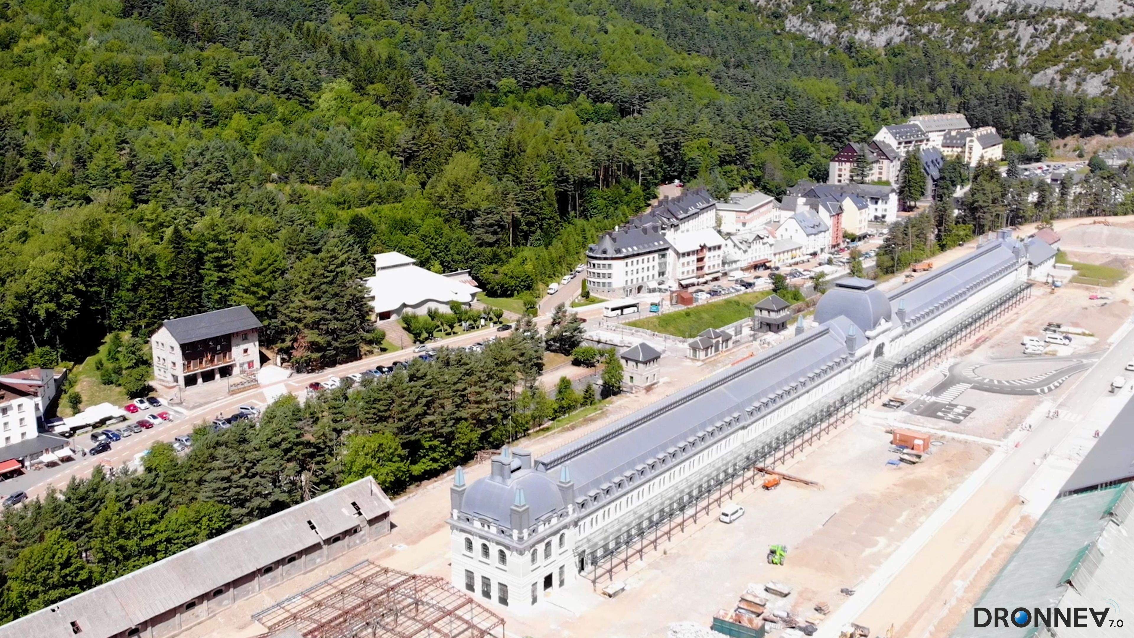 El porte de “la Estación de los Arañones” hace el resto. Dicen que tiene aires alemanes, que es una preciosa joya que emula a la de Baden-Baden. Y, sin embargo, es tan especial, tan singular… 