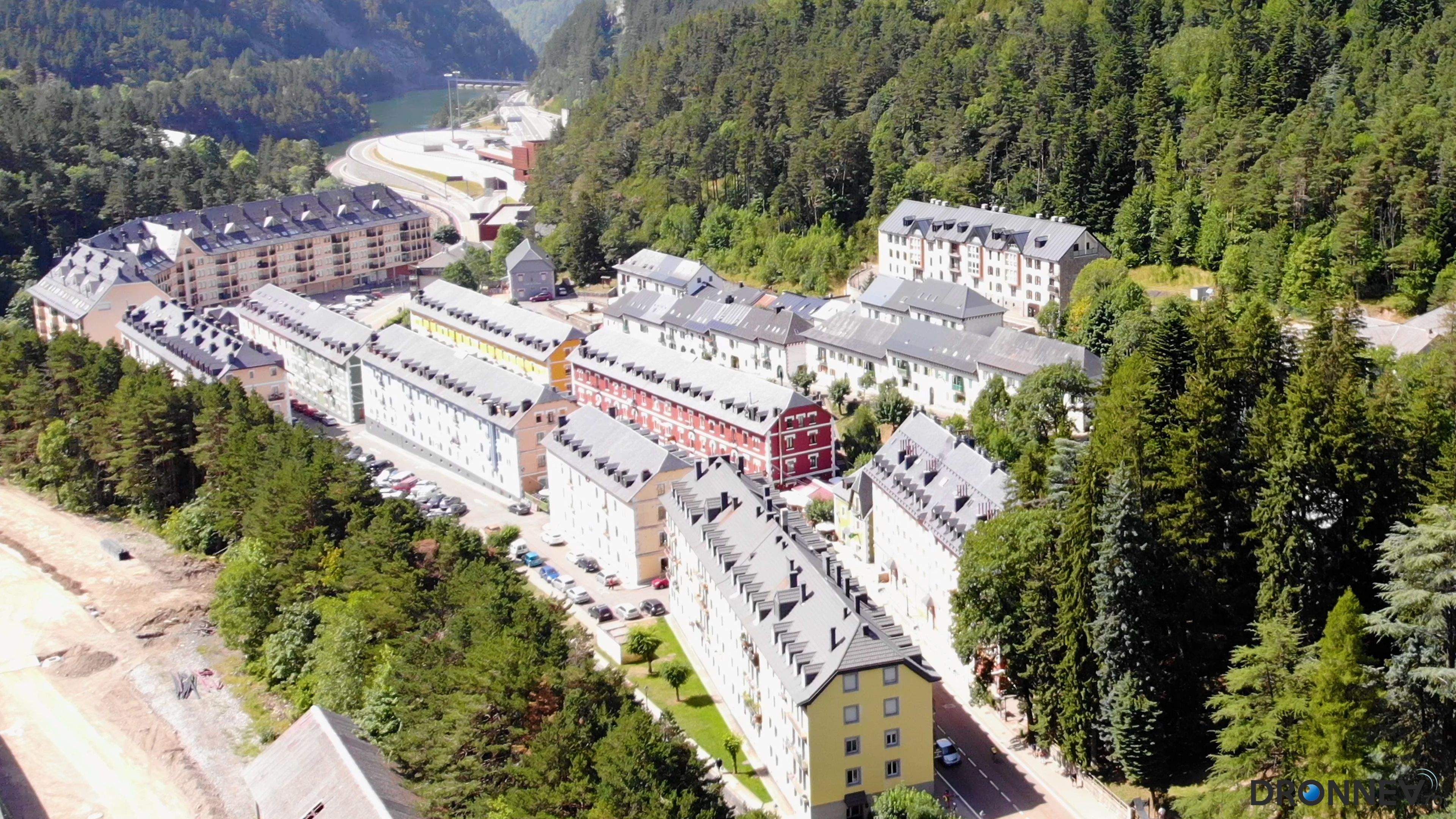 Se saludan los jefes de Estado y recorren, a pie y en ferrocarril, el hermoso pueblo, el imponente paisaje. Se sientan a la mesa. El Lardhy, el Palace y el Ritz ponen manteles de hilo y, sobre ella, los raíles de la exquisitez. Y el champán francés. 