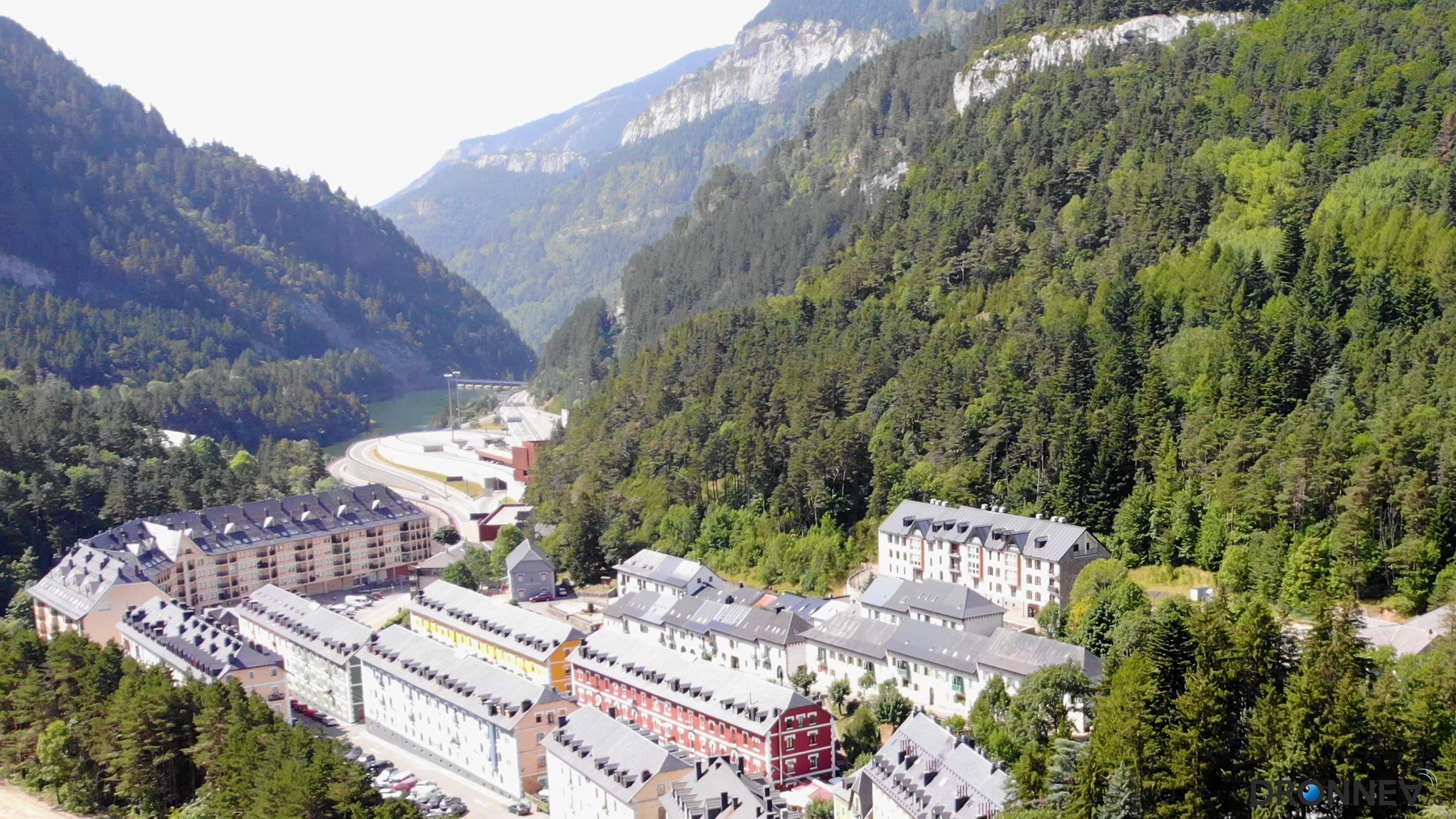 Mucho por lo que brindar. Como escribe EL DIARIO DE HUESCA aquel día, se abren las rutas de la civilización y el progreso.