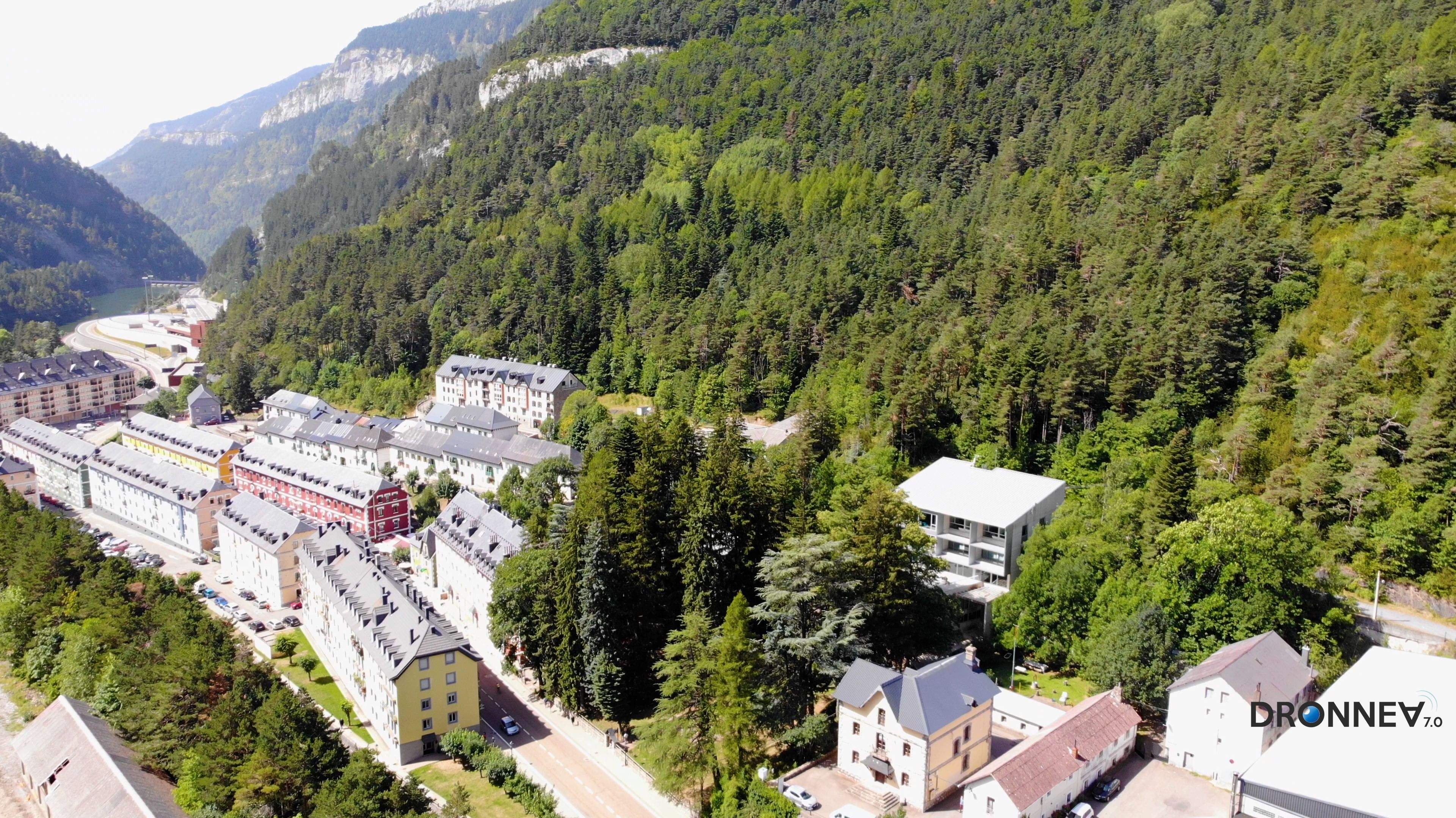 La Estación Internacional de Canfranc susurra para que le escuchen los ávidos de historias y de leyendas. Porque las palabras se las lleva el viento, hasta el dron llegan efluvios de celuloide. 