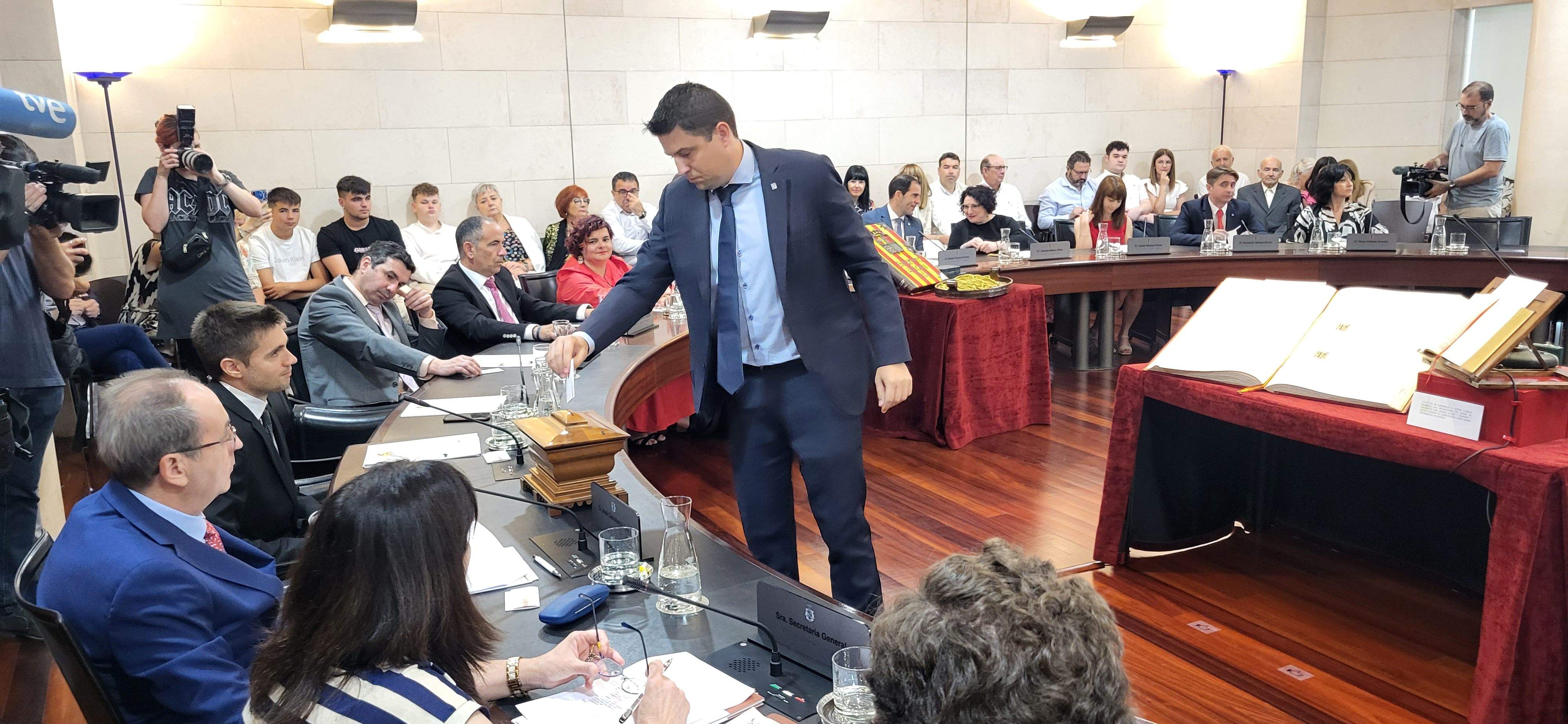 Antonio Biescas en la votación para la elección del presidente de la DPH. Foto Myriam Martínez