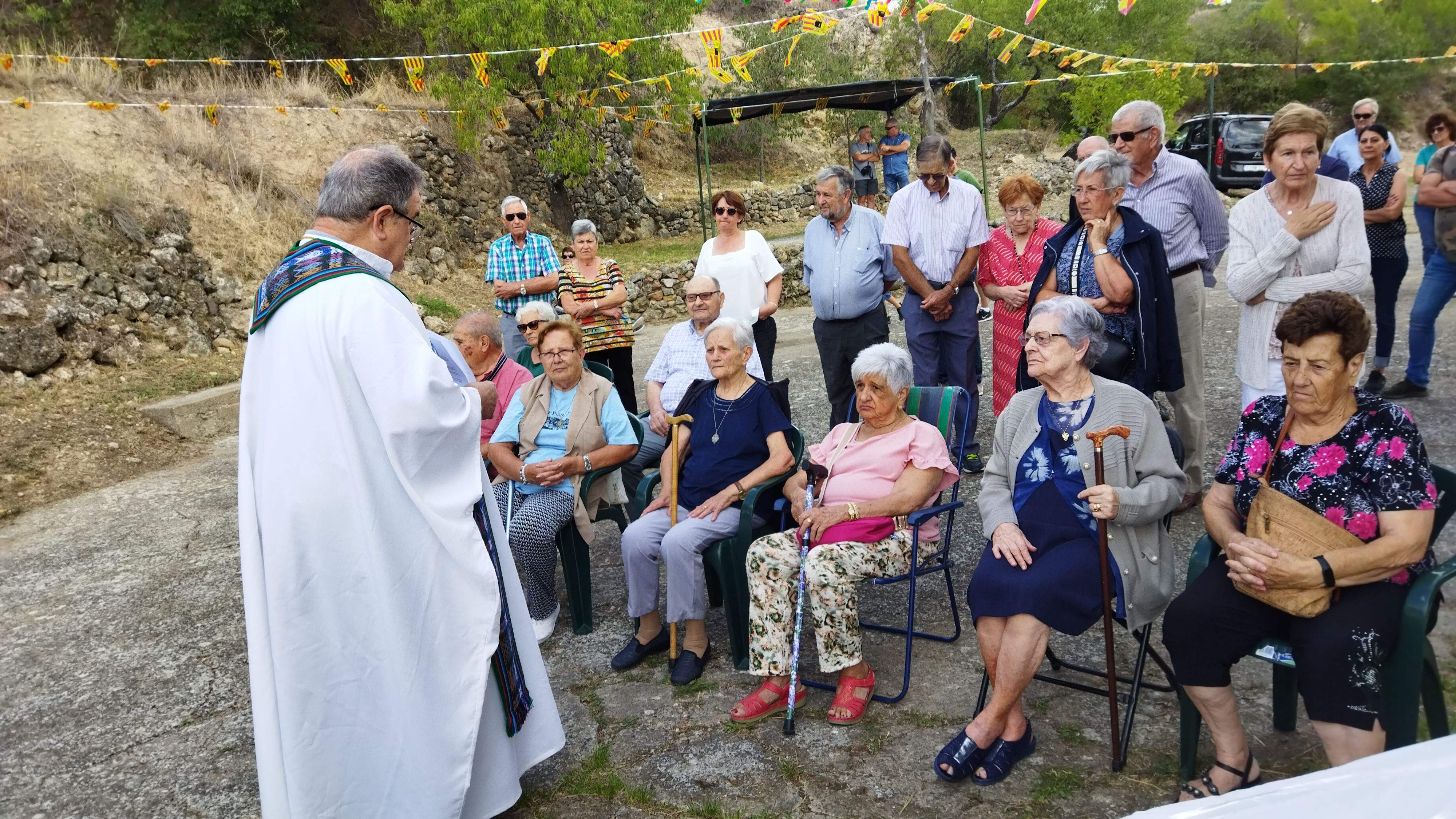 La misa se celebró al aire libre por el párroco de Camporrells. Foto: Michel Alcubierre y Tere Bailac, presidenta de So Nostre