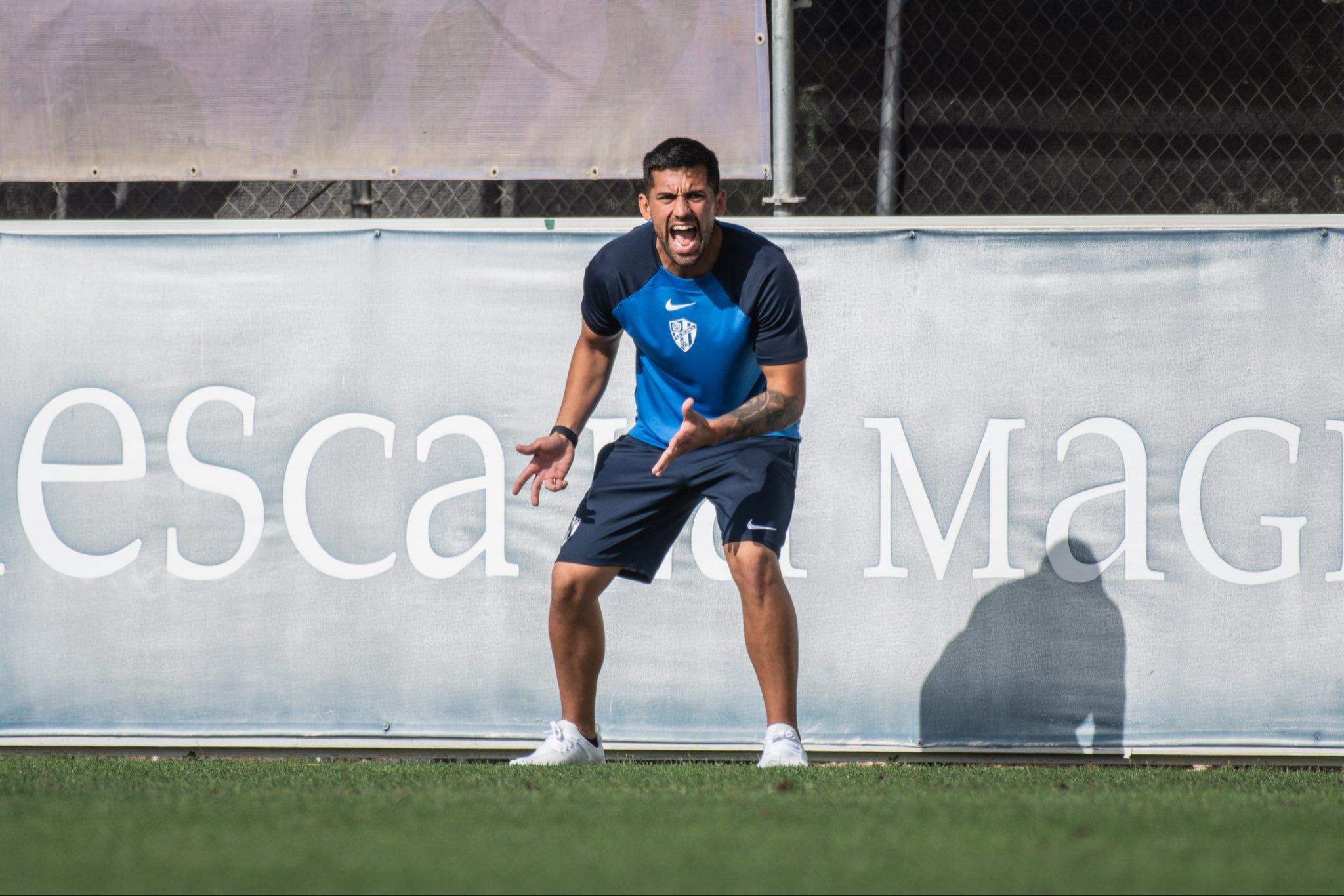 Sebas Martínez, entrenador del Huesca B, durante un entreno. 