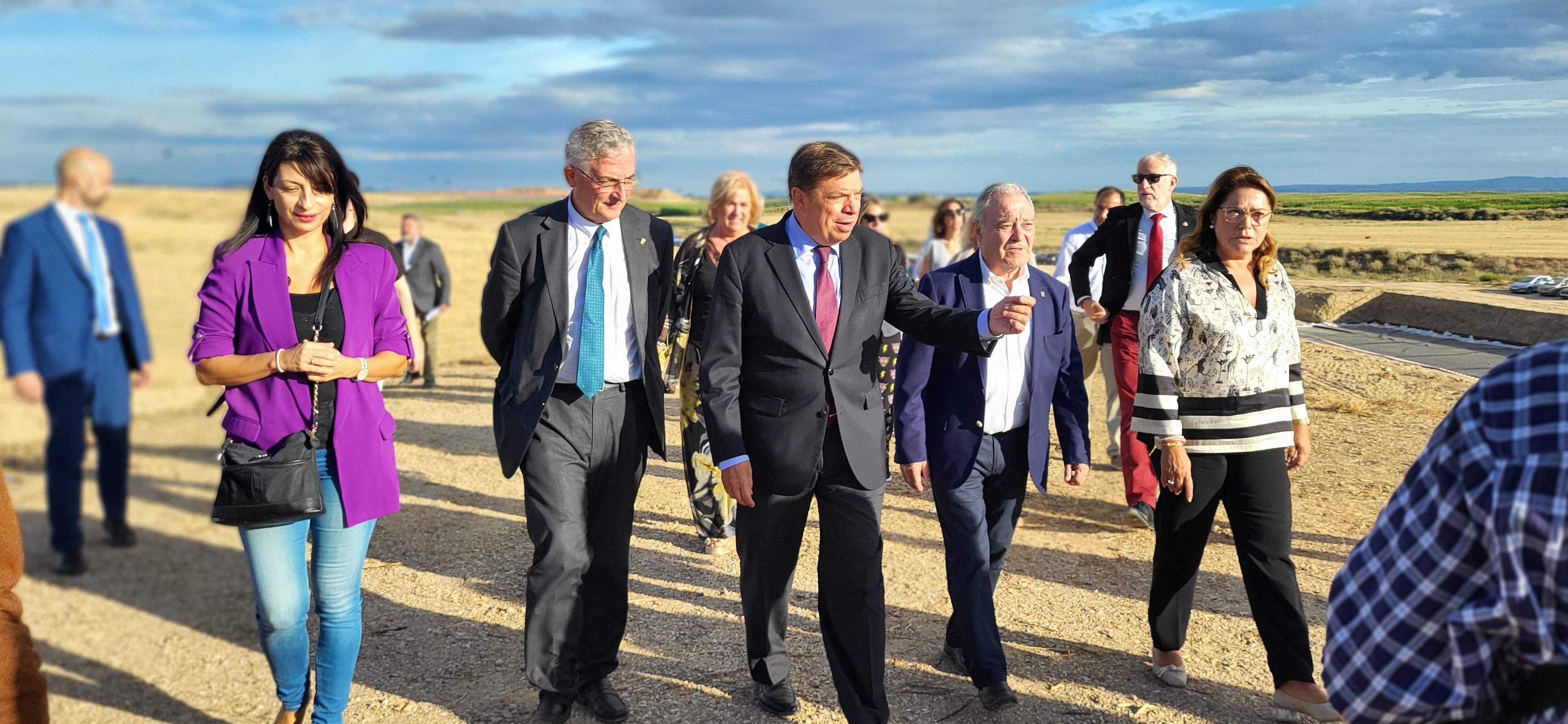 El ministro Luis Planas durante su visita a Sangarrén acompañado de Joaquín Olona, Miguel Gracia y Rosa Serrano