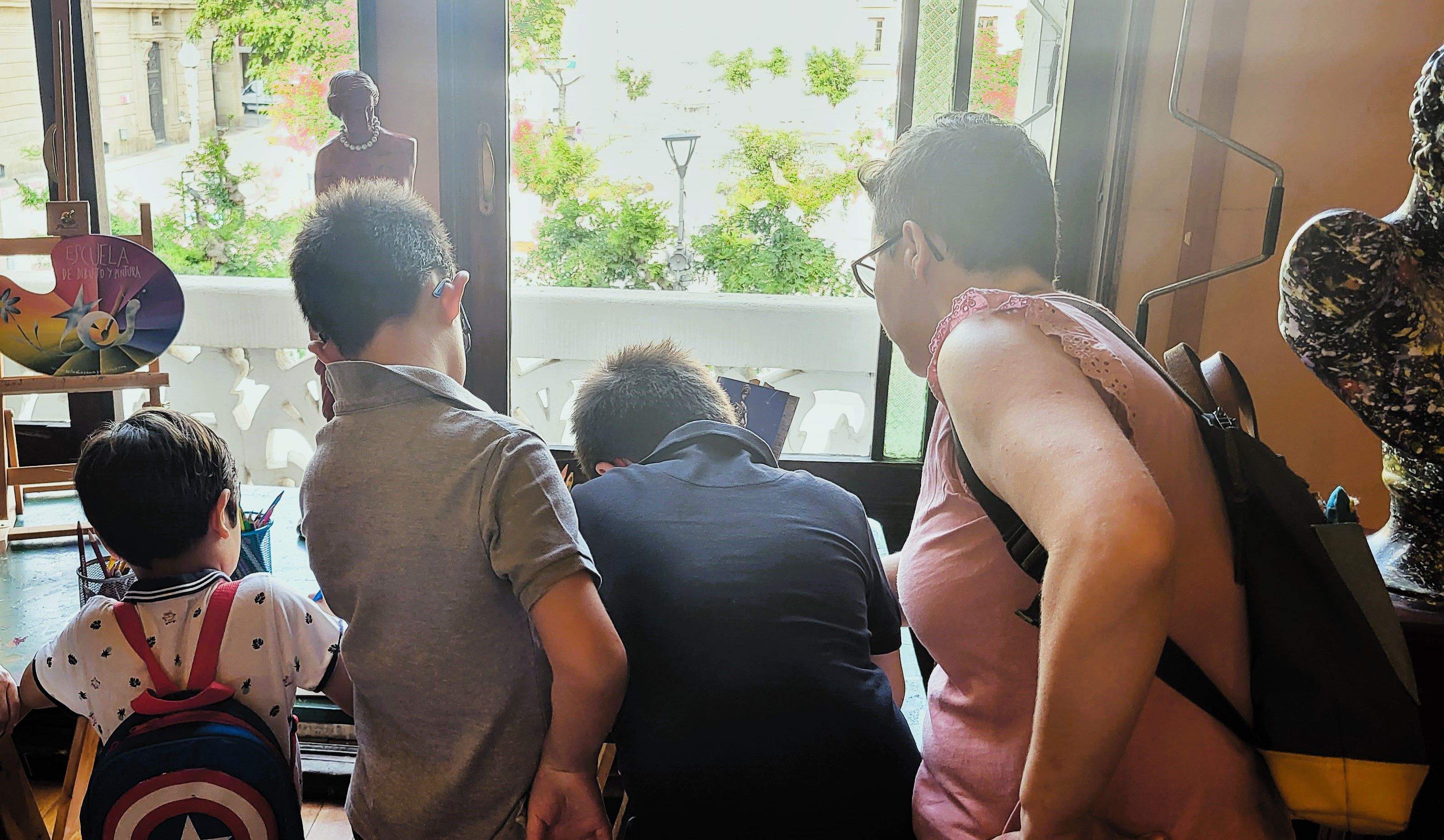 Exposición de la Escuela Fernando Sanagustín en el Casino oscense. Foto Myriam Martínez