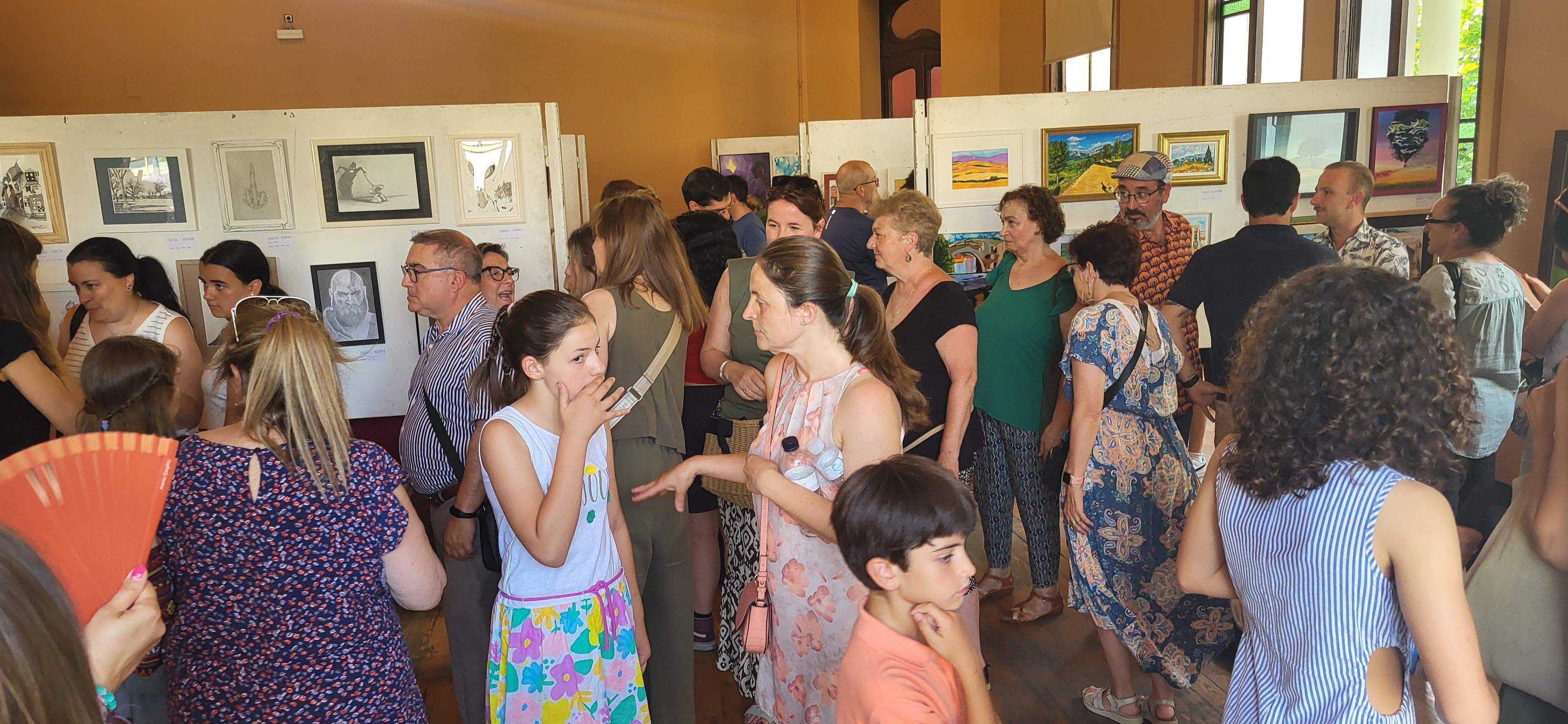 Exposición de la Escuela Fernando Sanagustín en el Casino oscense. Foto Myriam Martínez