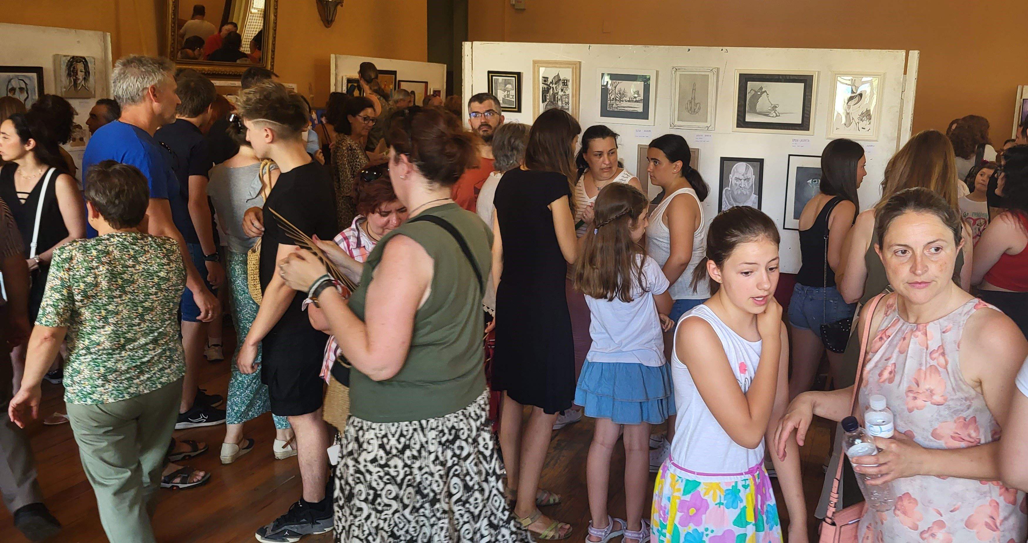 Exposición de la Escuela Fernando Sanagustín en el Casino oscense. Foto Myriam Martínez