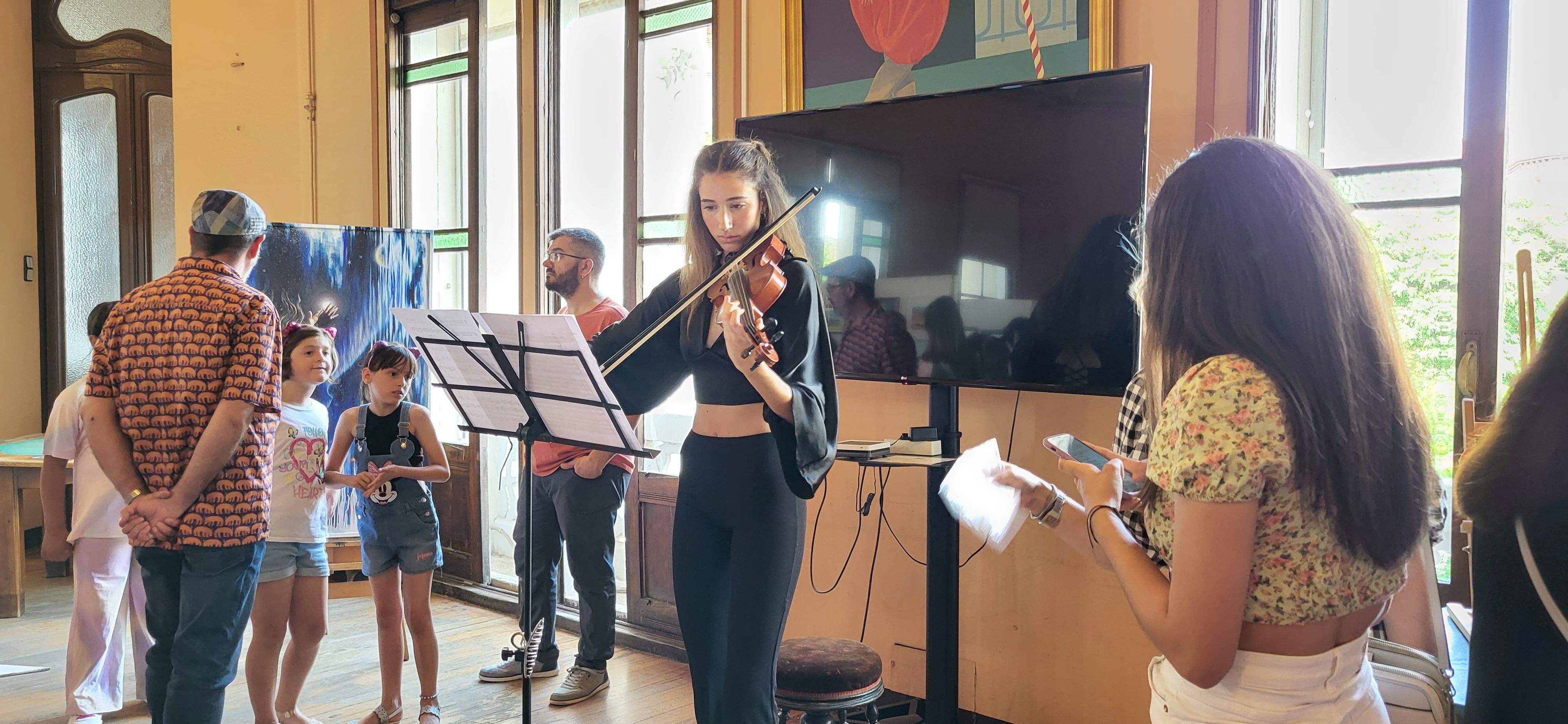 Exposición de la Escuela Fernando Sanagustín en el Casino oscense. Foto Myriam Martínez