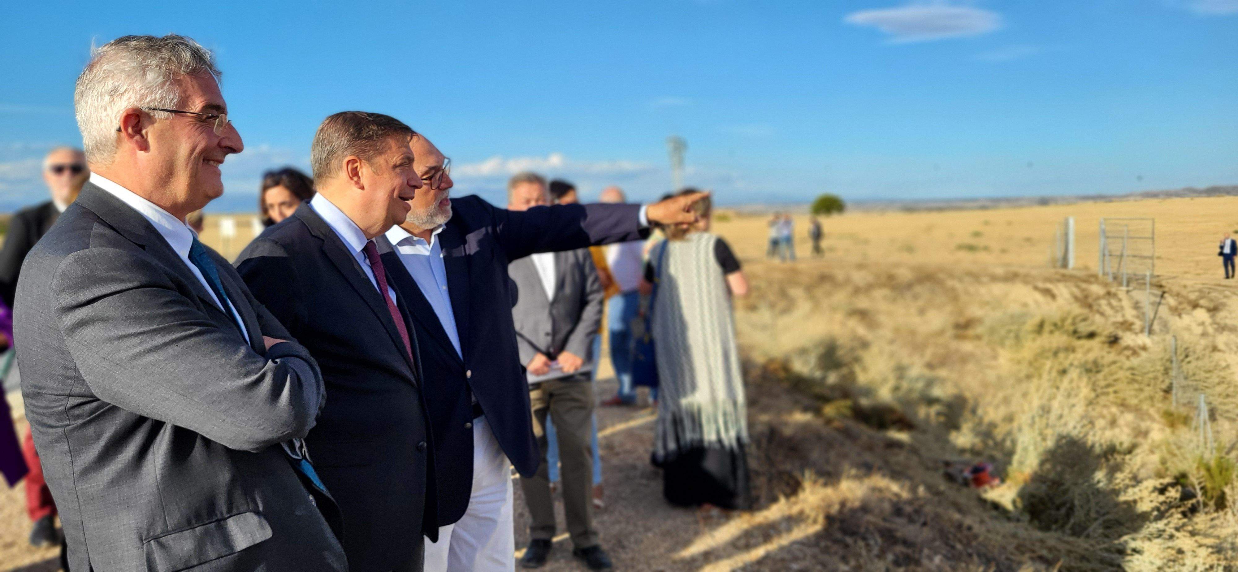 Francisco Martínez muestra al ministro Planas la estación de bombeo de las obras de modernización de regadío