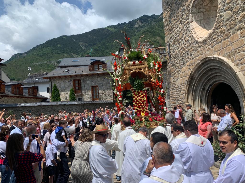 Celebración del día de San Marcial en Benasque con el Ball dels omes.
