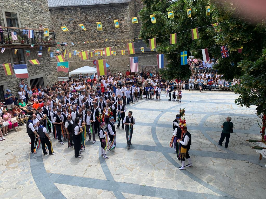 Celebración del día de San Marcial en Benasque con el Ball dels omes.
