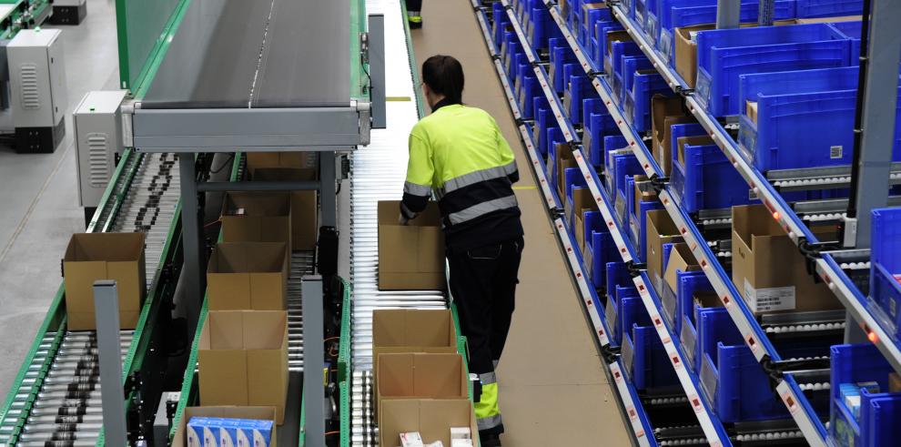 Un trabajador en una fábrica.