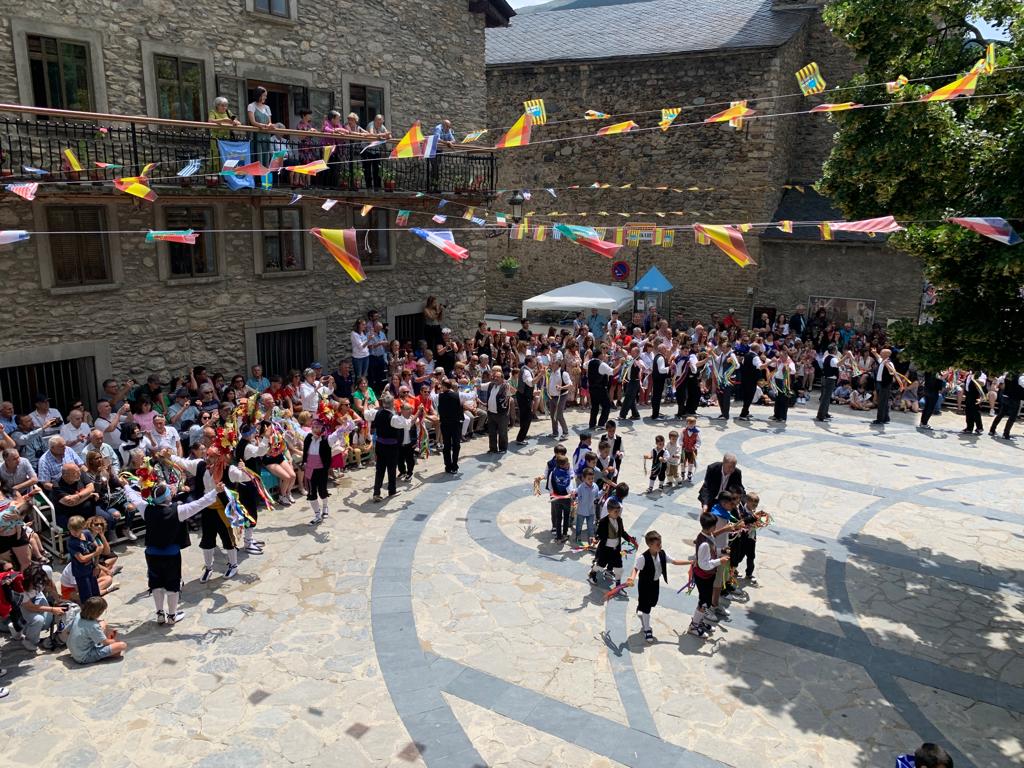 Celebración del día de San Marcial en Benasque con el Ball dels omes.