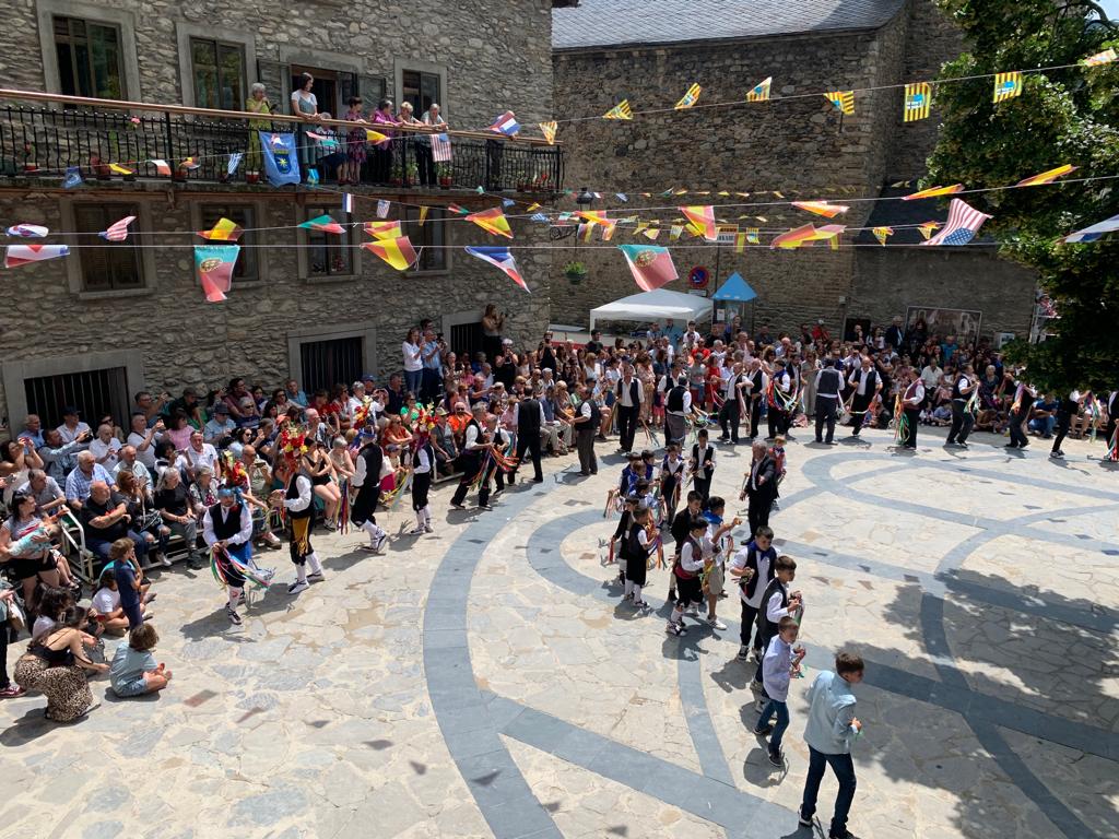 Celebración del día de San Marcial en Benasque con el Ball dels omes.