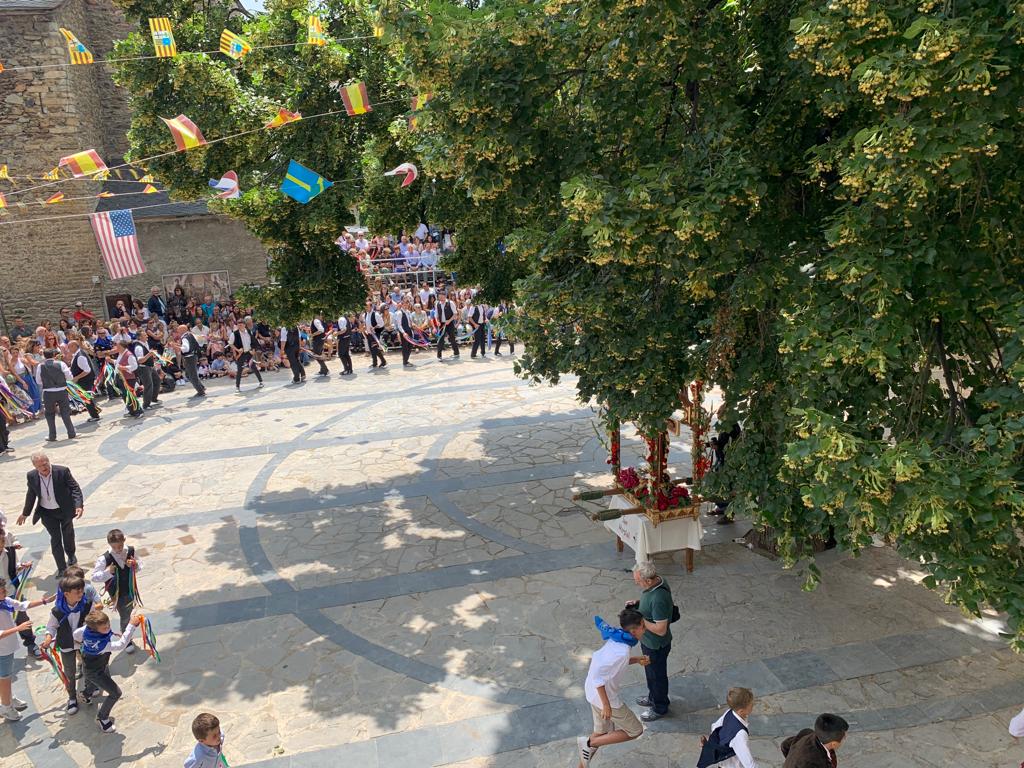 Celebración del día de San Marcial en Benasque con el Ball dels omes.