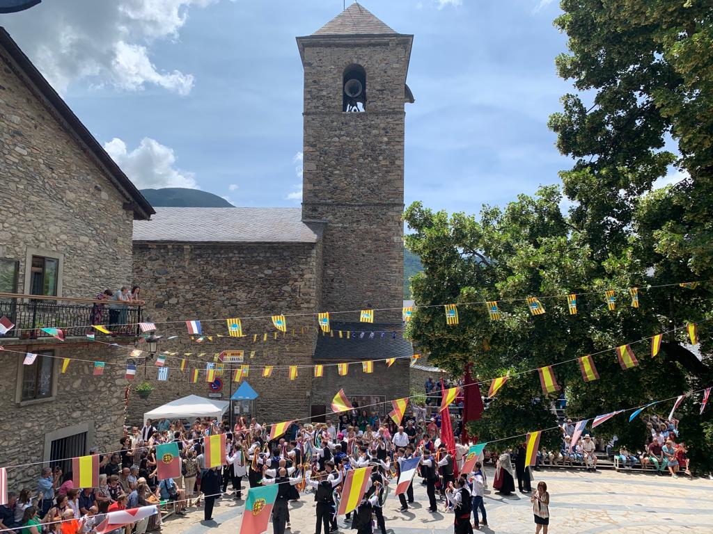 Celebración del día de San Marcial en Benasque con el Ball dels omes.