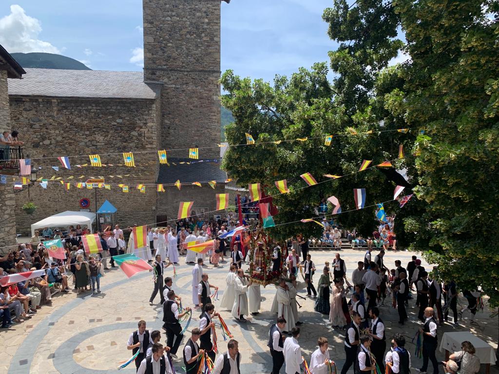 Celebración del día de San Marcial en Benasque con el Ball dels omes.