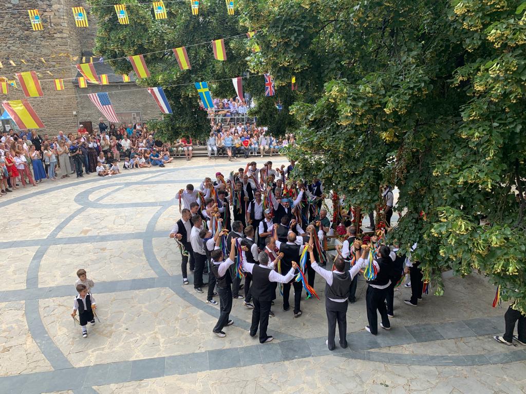 Celebración del día de San Marcial en Benasque con el Ball dels omes.