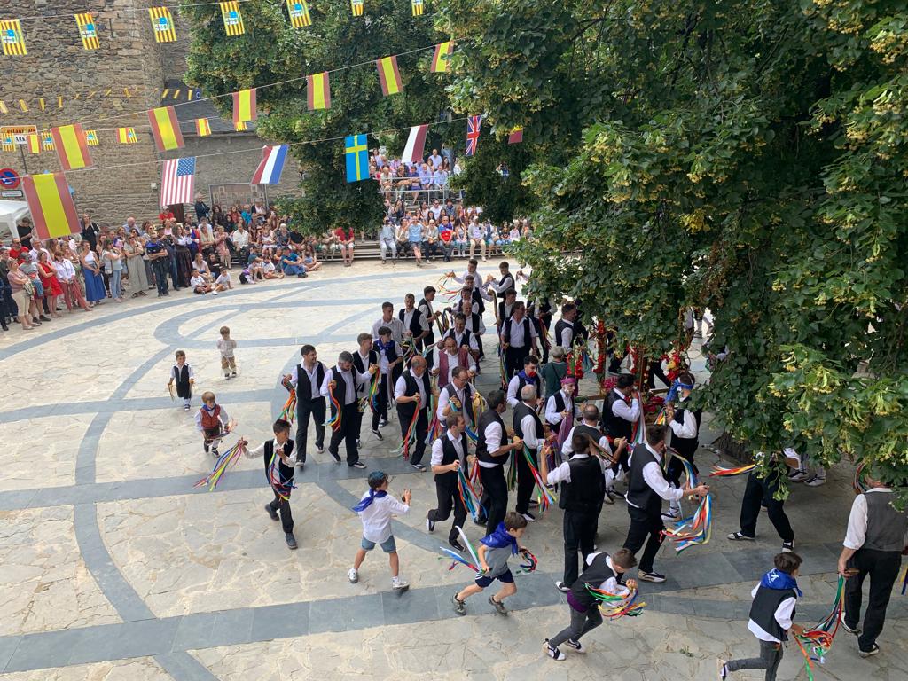 Celebración del día de San Marcial en Benasque con el Ball dels omes.