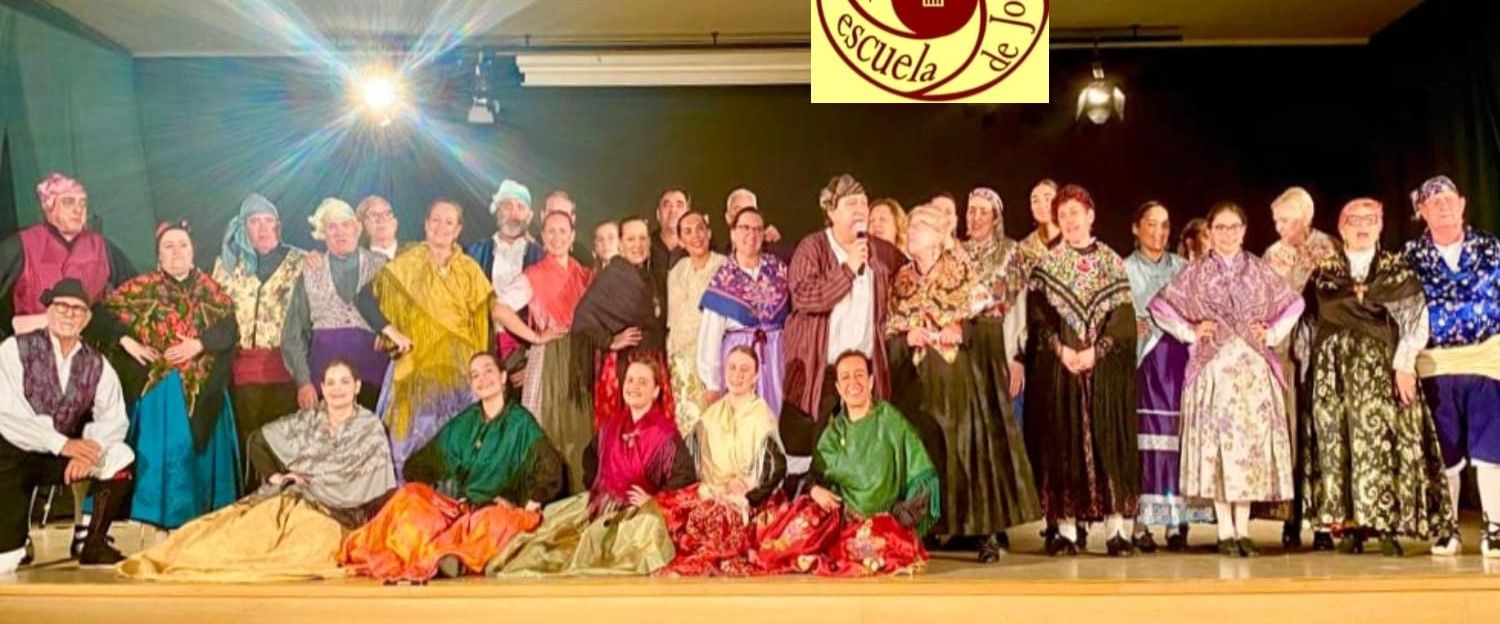 Foto de familia de fin de curso de la Asociación Folklórica Alborozo