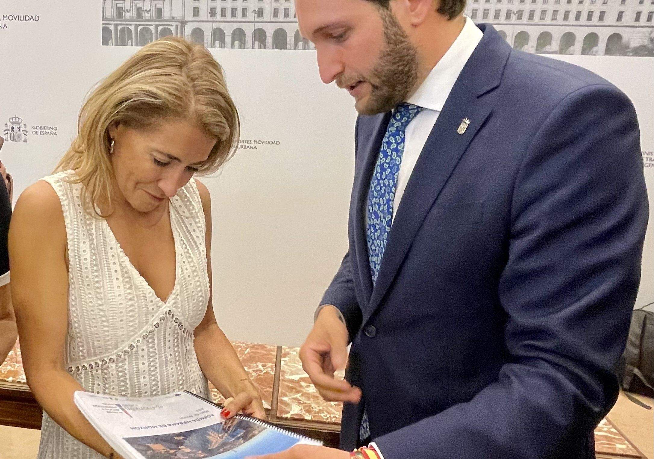 La ministra Sánchez recibe el plan de manos del alcalde de Monzón