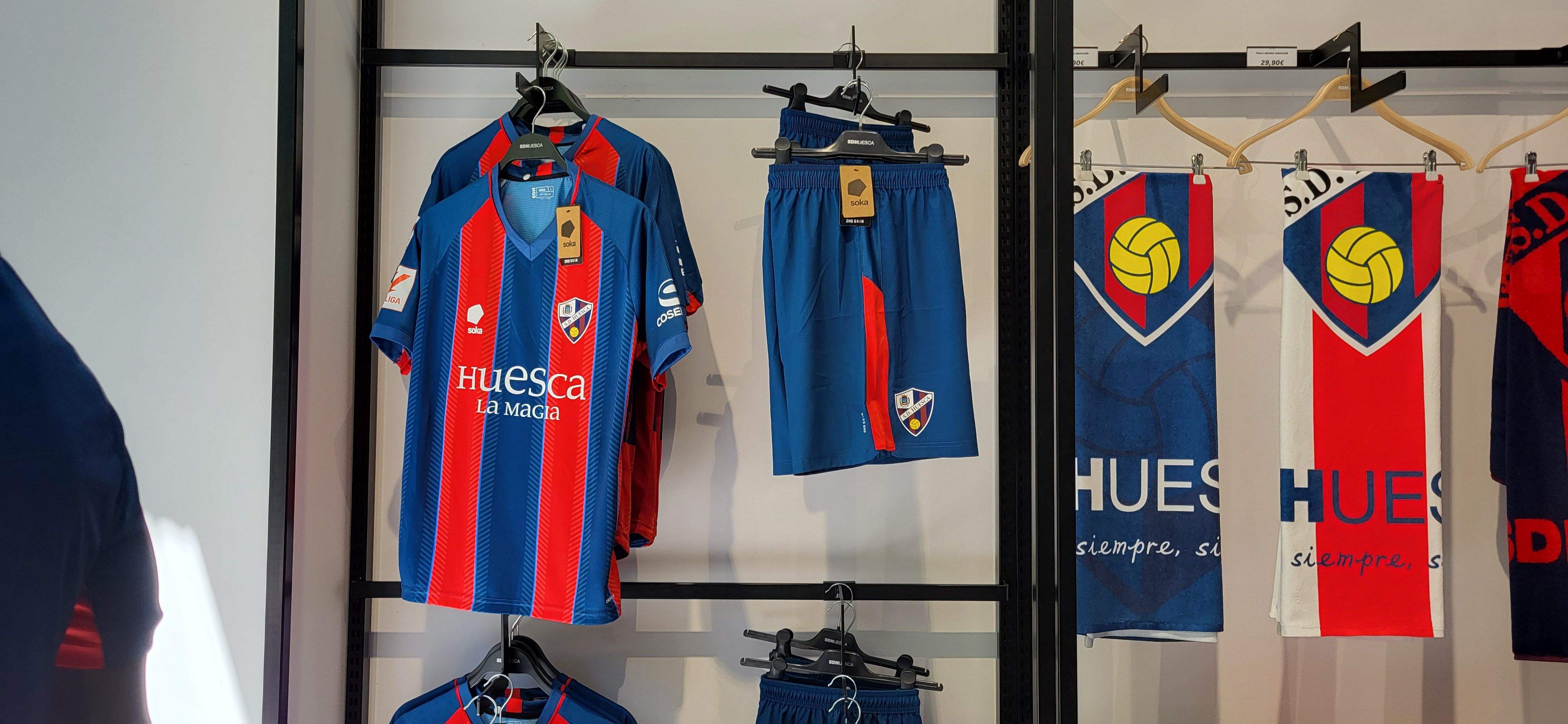 Nueva equipación del Huesca. Foto Myriam Martínez