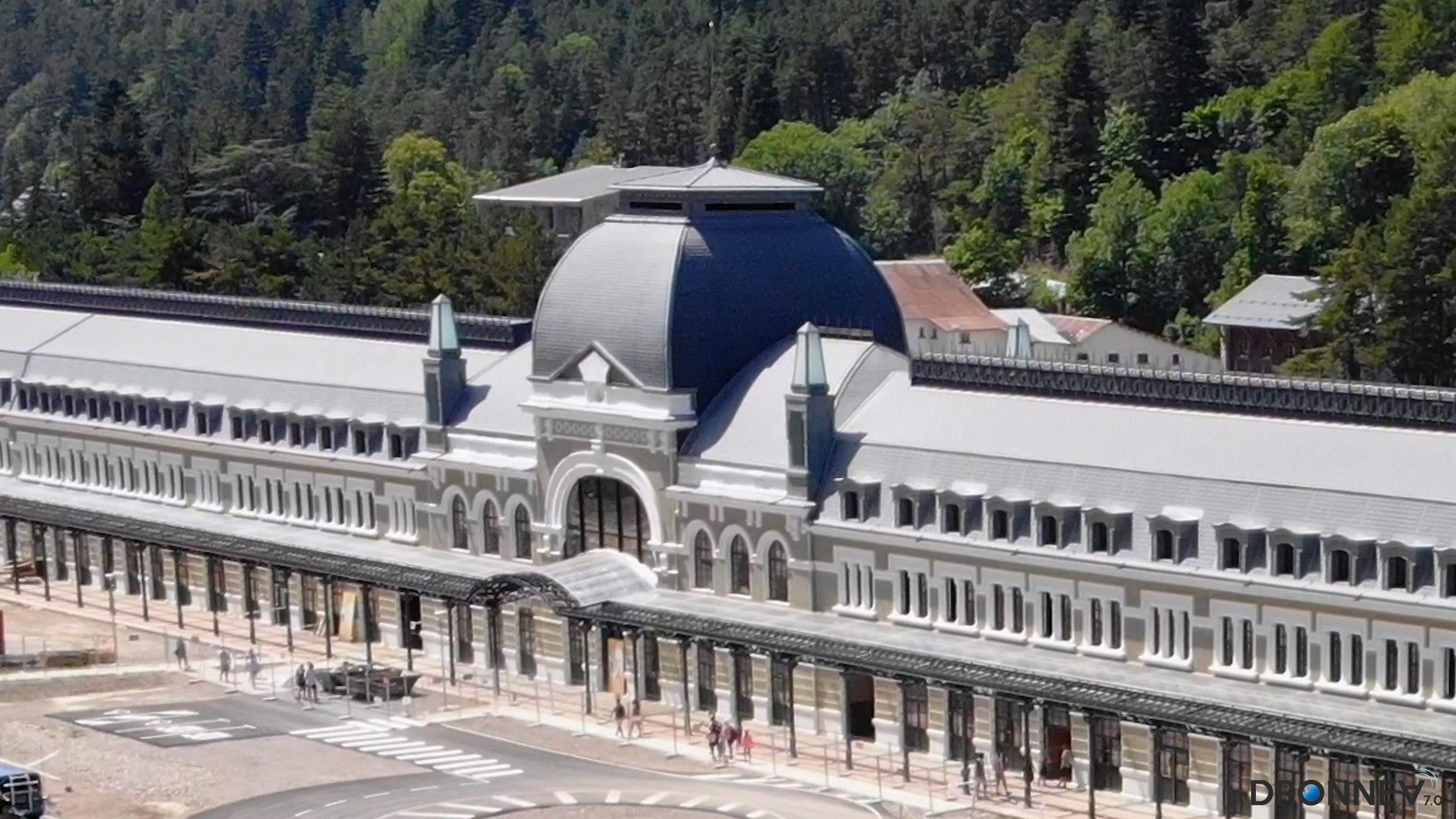 Huesca-Canfranc-Pau. La vida discurre, la guerra queda atrás, el ruido de las bombas deja paso al silencio de las montañas. La Estación sigue hablando. 