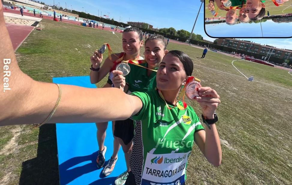 Eva Rico en el podio con Lucía Redondo y Ana Pulgarín.