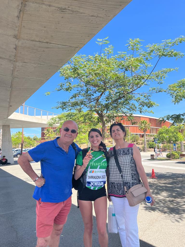 Eva Rico con sus padres.