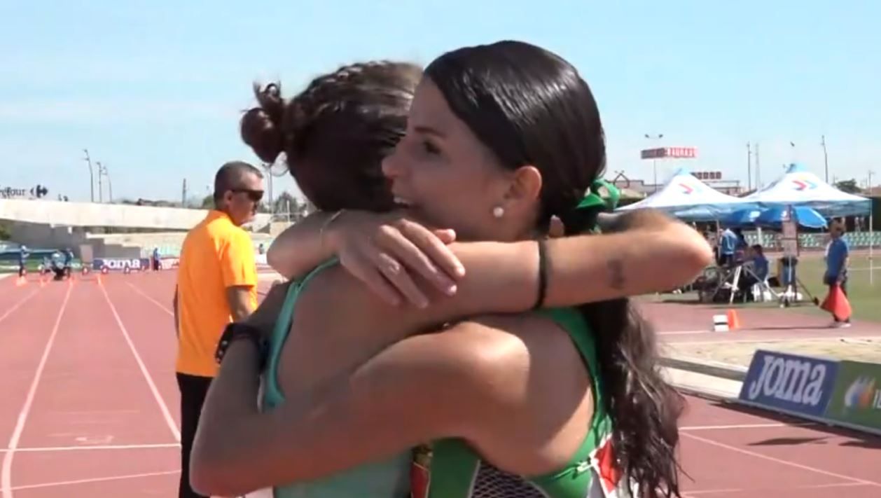 Eva Rico se abraza con la campeona, Lucía Redondo.