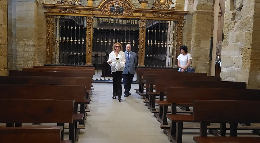 Entrega de una réplica del Santo Grial a la iglesia de San Pedro de Huesca.