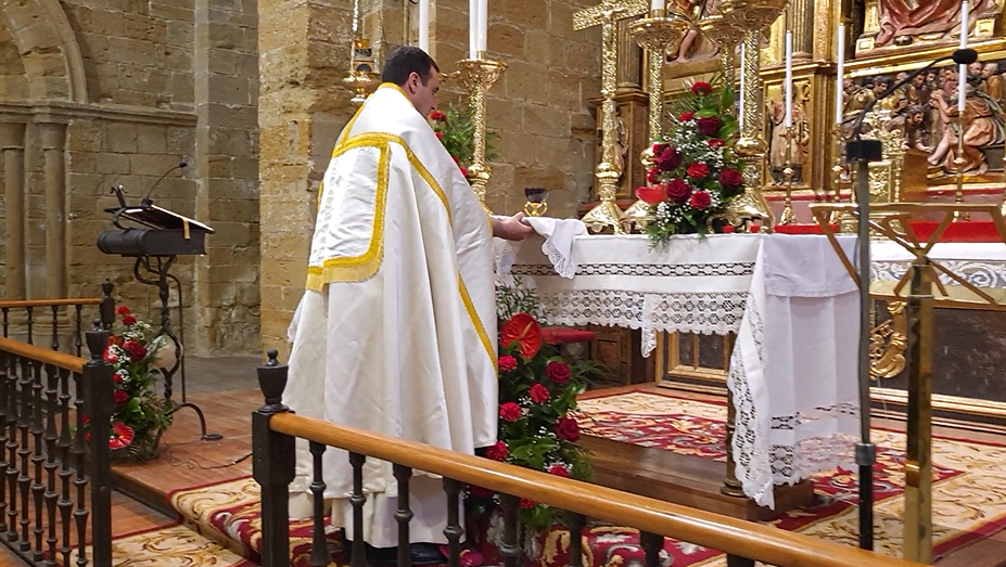 Entrega de una réplica del Santo Grial a la iglesia de San Pedro de Huesca.
