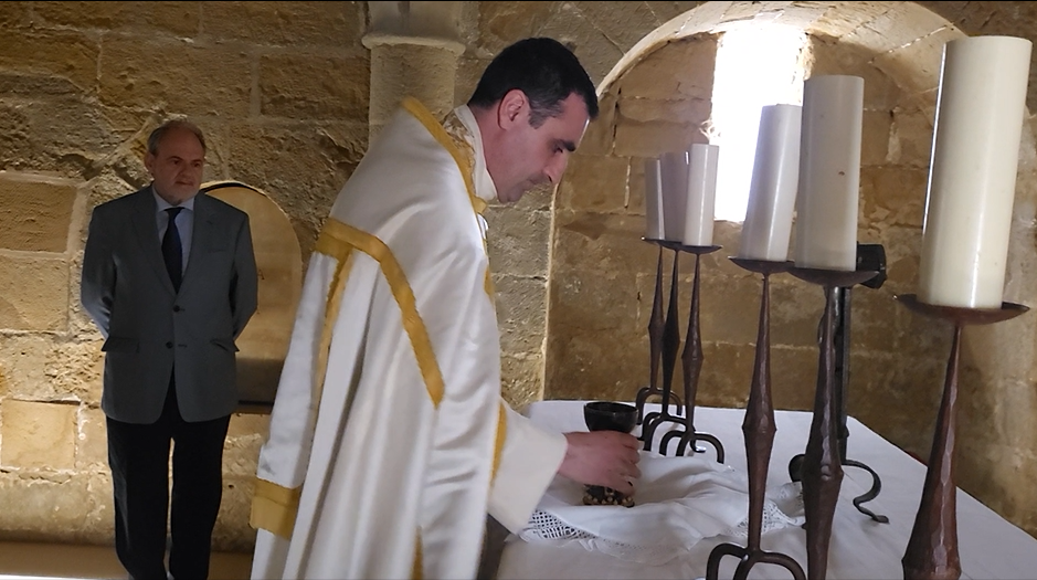 Entrega de una réplica del Santo Grial a la iglesia de San Pedro de Huesca.