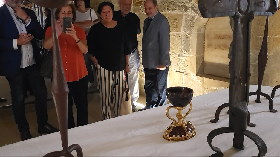 Entrega de una réplica del Santo Grial a la iglesia de San Pedro de Huesca.