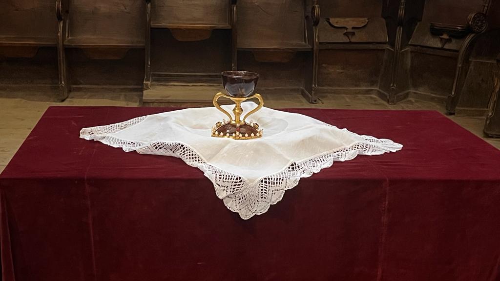 Entrega de una réplica del Santo Grial a la iglesia de San Pedro de Huesca.