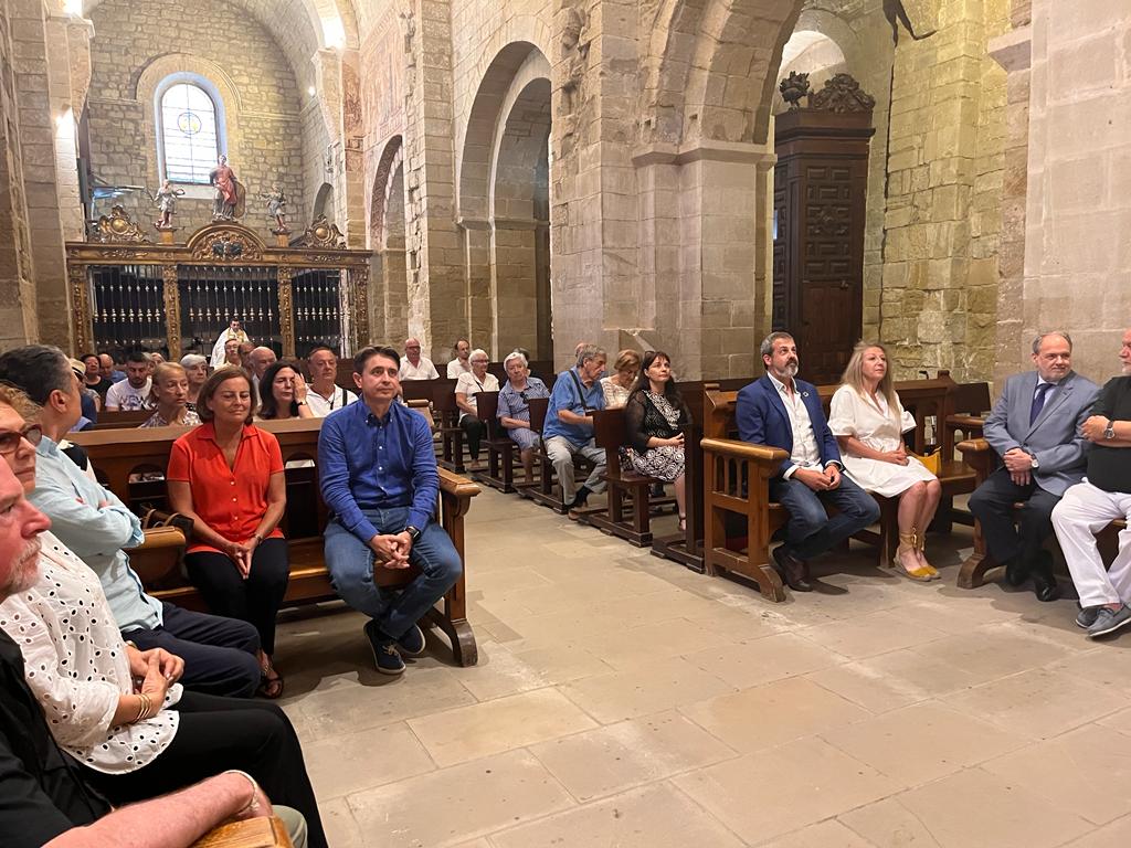 Entrega de una réplica del Santo Grial a la iglesia de San Pedro de Huesca.