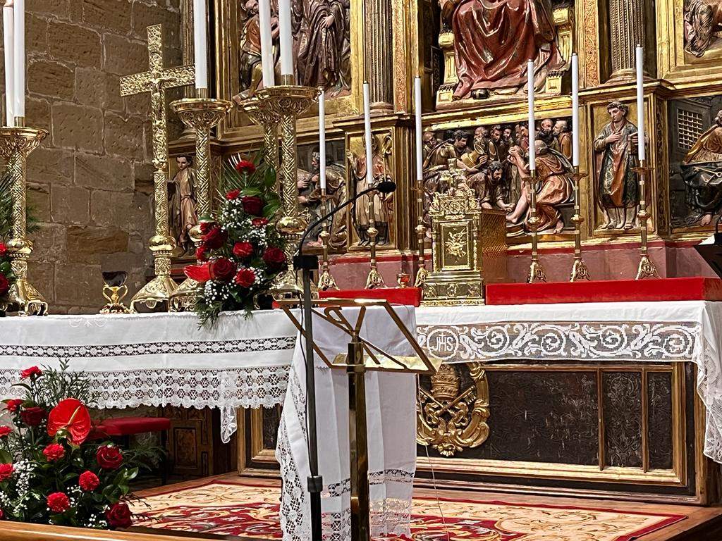 Entrega de una réplica del Santo Grial a la iglesia de San Pedro de Huesca.