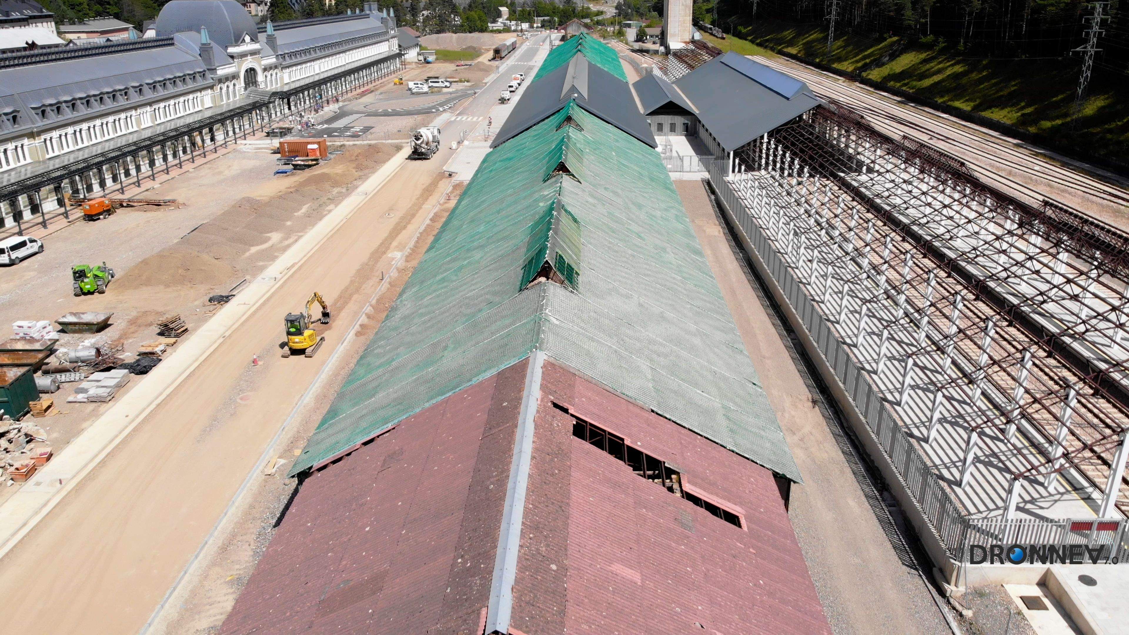 Sólo le escuchan los curiosos. Los que saben soñar al lado de nuestro dron nubes de algodón. Los que elevan la vida a una simbiosis entre la imaginación y realidad. 