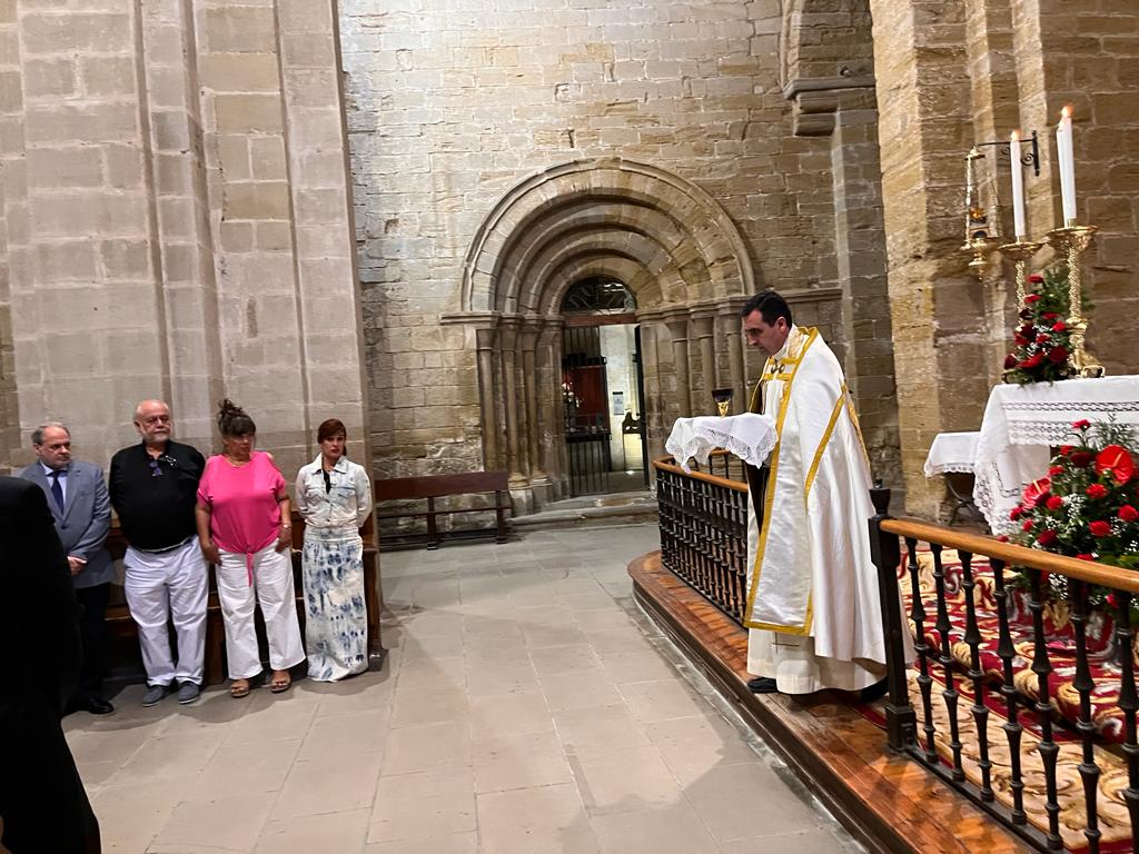Entrega de una réplica del Santo Grial a la iglesia de San Pedro de Huesca.