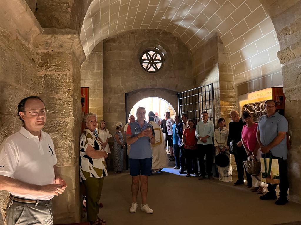 Entrega de una réplica del Santo Grial a la iglesia de San Pedro de Huesca.